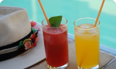 Foto na piscina com chapéu e caipirinhas